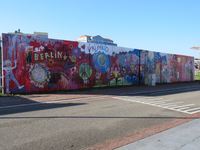 847076 Gezicht op een deel van de 'Berlijnse Muur', een kunstproject van Pet van de Luijtgaarden op het Berlijnplein in ...